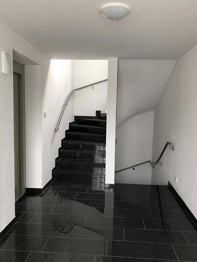 Treppenhaus mit Aufzug