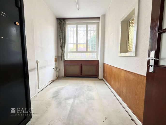 Zwei Chancen. Eine Adresse - attraktive Gewerbeeinheit mit separater Wohneinheit – Flur - (KI generiert)