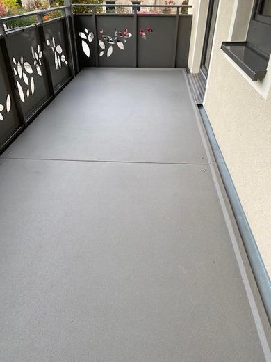 Ekskluzywne mieszkanie na ostatnim piętrze z 4 pokojami i dużym balkonem – Balkon