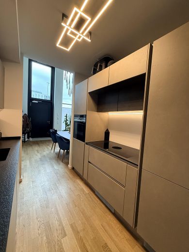 Особлива дворівнева квартира з терасою в HafenCity – Küche Blick Eingangsbereich