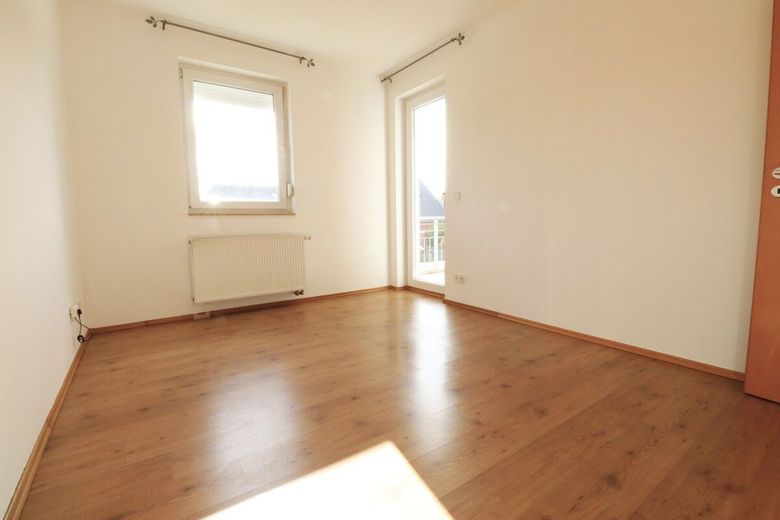 Mörse + + viel Platz + + 5 Zimmer + +  2x Balkon + + Carport + + Keller – Zimmer 1