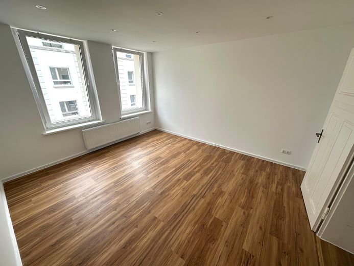 Lichtdurchflutete Altbauwohnung mit Einbauküche und Loggia - Erstbezug nach Sanierung – Zimmer 1
