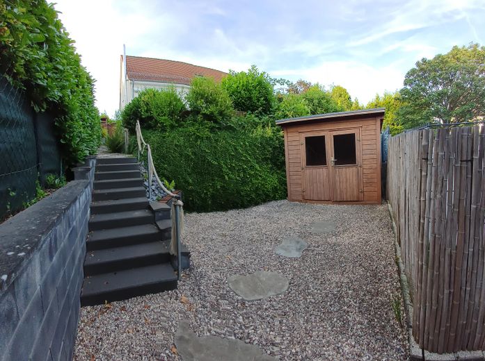 Gepflegtes Reihenendhaus mit schönem Garten, überdachter Terrasse, Kamin und Carport – Unterer Teil des Gartens (2)