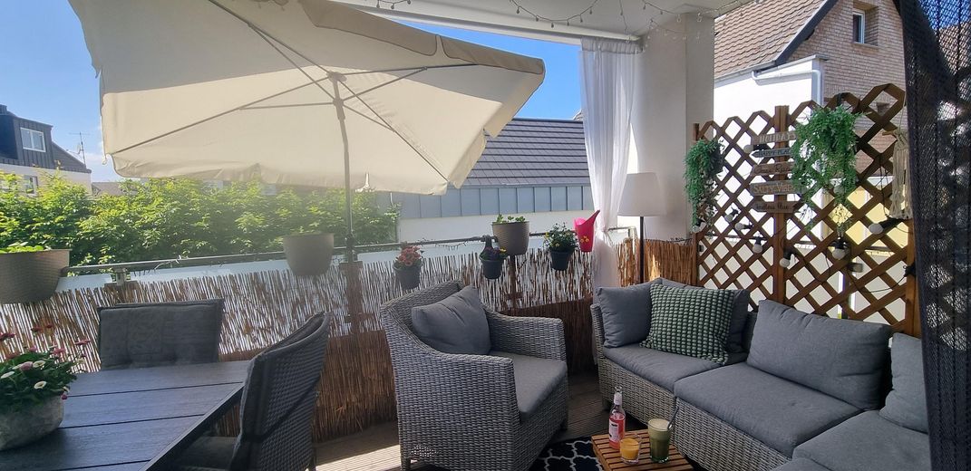 Piso muy moderno y luminoso con balcón y cocina amueblada en Troisdorf, Müllekoven – Balkon