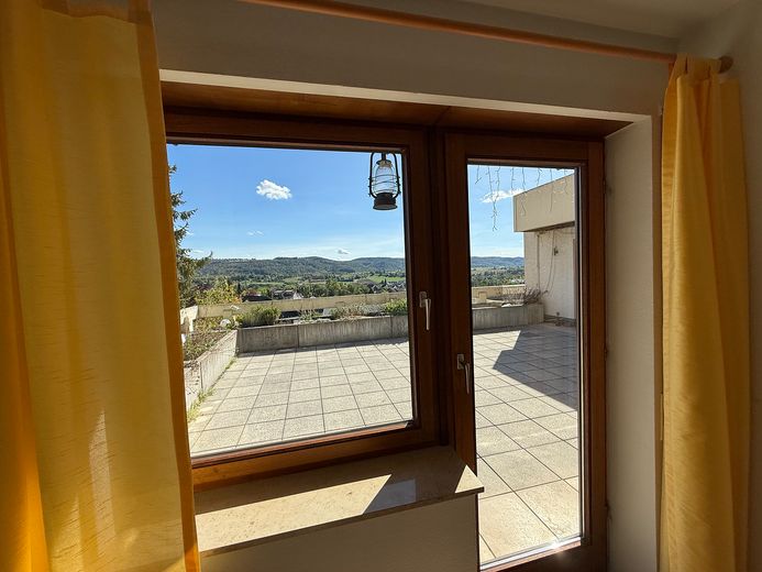 4 Zimmer mit Aussicht – Terrasse, Wärmepumpe, Garage und Stellplatz inklusive – Ausblick Schlafzimmer 2
