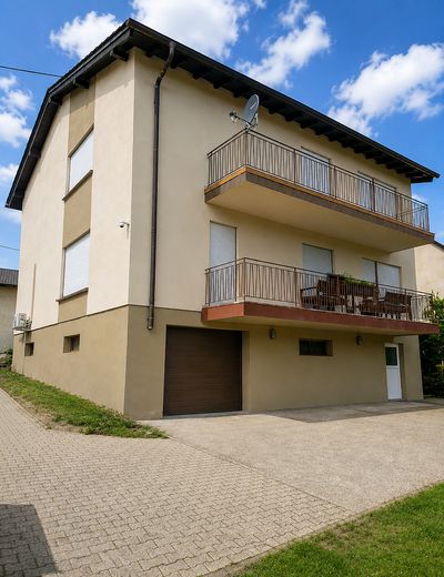 Modernize edilmiş müstakil ev | 196 m² yaşam alanı | 1.382 m² arsa | hemen taşınmaya hazır – Rückansicht mit Balkonen