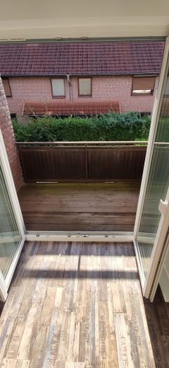 Top modernisierte 2-Zimmer-Wohnung mit Balkon und Tiefgaragen-Stellplatz an der Grenze zu HH – Blick auf den Balkon