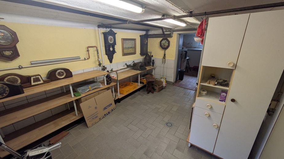 Well-maintained two-family house with large garden, garages and versatile usage possibilities – Keller