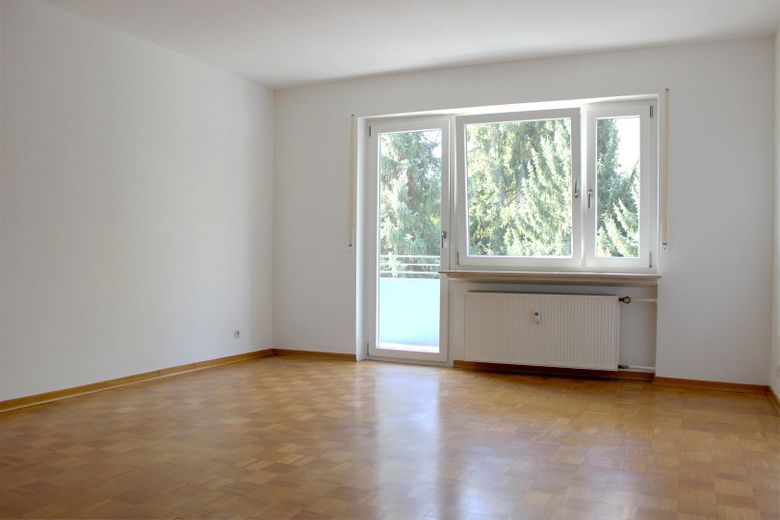 Wohnzimmer mit großem Balkon