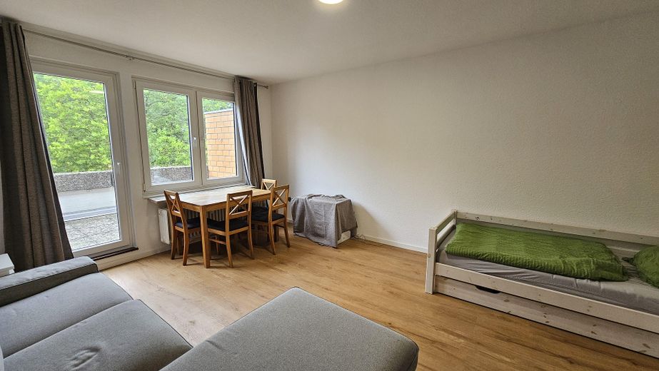 Zentrale 2 Zi.Wohnung · 62 m² · direkt am Bahnhof, ohne Zuglärm · Balkon – Wohnzimmer 2