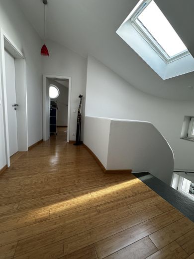 Modernes Einfamilienhaus mit freiem See- und Bergblick Nähe  Prien – Flur OG