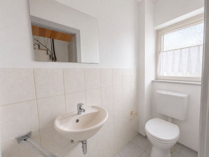 Familientraum mit Paradiesgarten - Schnuckeliges Haus - 5 Zimmer, Terrasse, Doppelgarage, Bestlage! – Praktisches Gäste-WC im EG