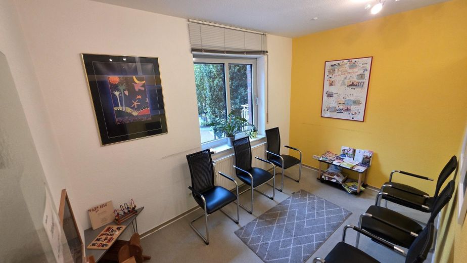 Consultorio/oficina de 86 m² en el centro de Spelle: médico, terapia, cosmética, despacho – ascensor, sin comisión – Wartezimmer mit Fenster