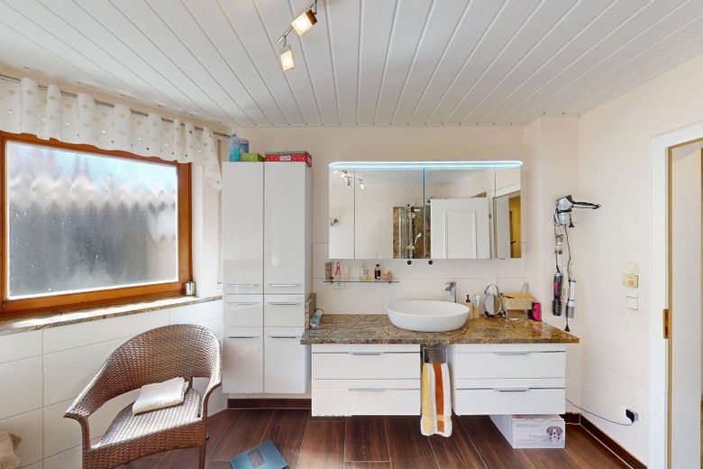 Appartamento modernizzato di 5 locali al piano terra con grande giardino, piscina e accesso diretto al garage – Badezimmer