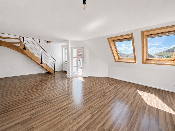 Modernisierte, helle 3 Zimmer DG-Maisonette-Wohnung mit EBK, Balkon, Stellplatz – Wohn- und Esszimmer (1/2)
