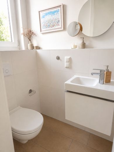 Wohnen im Grünen: Modernes Townhouse mit Garten und zwei Dachterrassen – Gästebad
