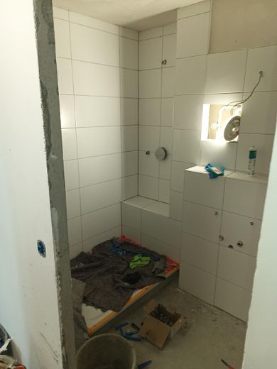 Toller Balkonblick über den Main und Frankfurt  Komplettsanierung – Bad Dusche