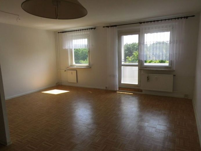 Sonnige 2-Zimmer-Wohnung mit Balkon und Einbauküche zu vermieten! – Foto 1