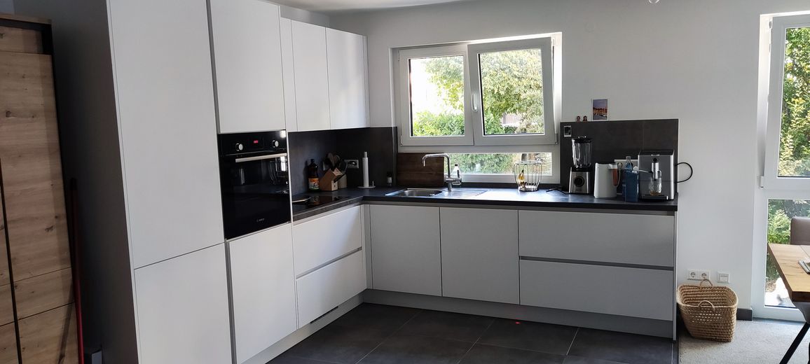 Neubau 2,5-Zimmer-Wohnung 1. OG in Herrenberg mit Küche, Garage, Wallbox, gehobene Ausstattung – Küche möbliert