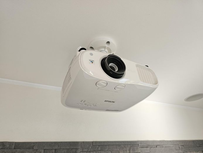 Moderne 3,5 Zimmer EG Wohnung 155 m² Wohnfläche + 190 m² Nutzfläche mit Balkonen & Terrasse & Garten – Heimkino 4K Beamer