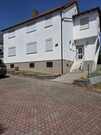 Haus mit Eingang außen