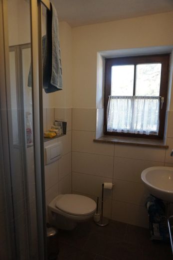 Großes Haus/Mehrgenerationenhaus in Huglfing von privat – Bad 1. OG (Wohnung 1)