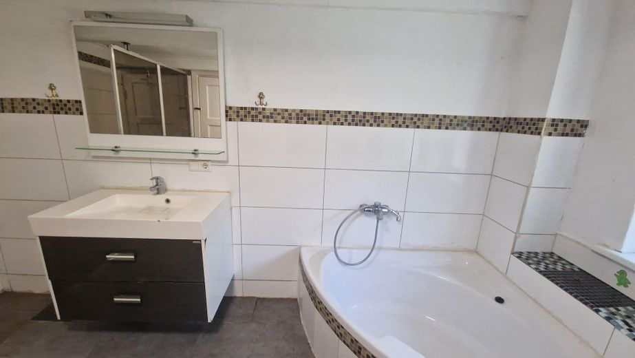 Wanne und Waschbecken unten
