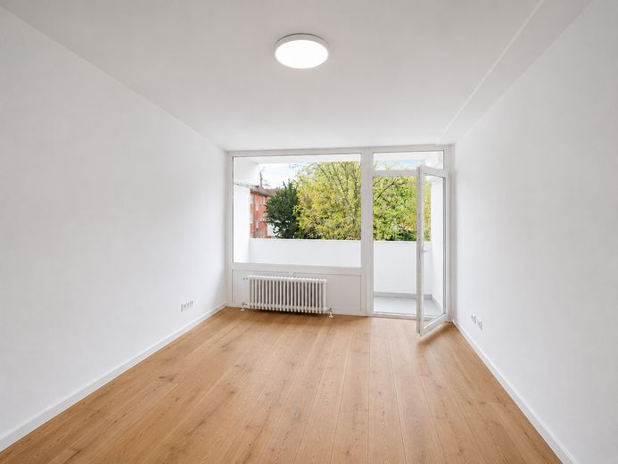 Gruntownie wyremontowany 1-pokojowy apartament w Schwabingu z balkonem od strony południowej i miejscem w garażu podziemnym – bez prowizji – Wohnbereich