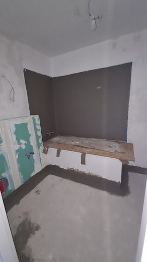 Erstbezug nach Sanierung - 4-Zi Wohnung mit Balkon – Bad in Renovierung