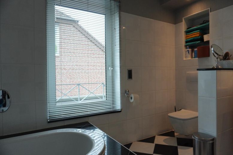Reihenhaus, mit Doppelgarage, PV-Anlage, Speicher – Badezimmer