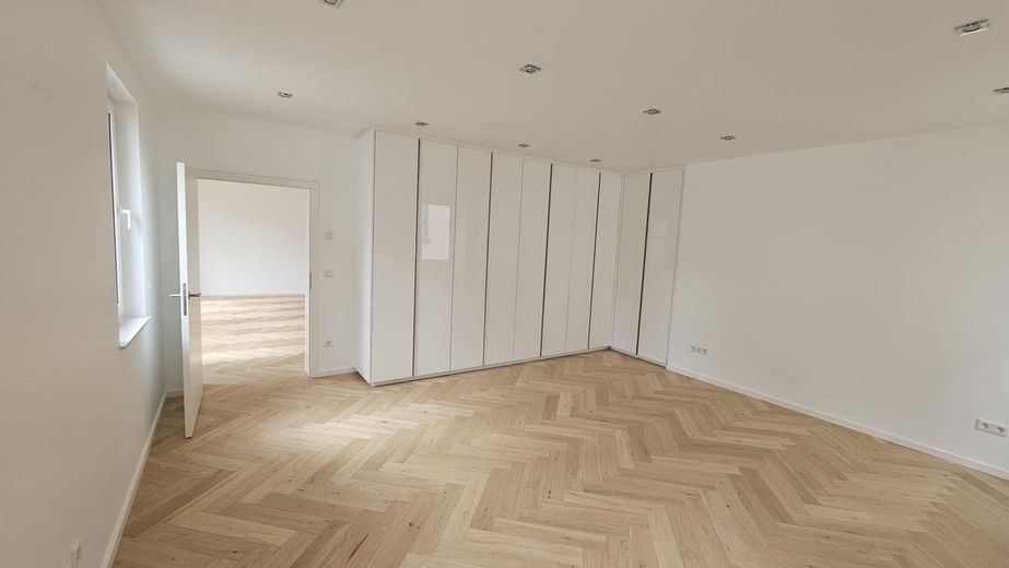 Luxuriöses Wohnen mit maximaler Flexibilität: Neubau-Juwel mit separater Einliegerwohnung – Masterschlafzimmer