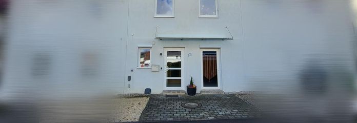 Gebäudefront mit Haustür