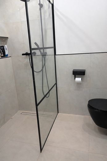 Badezimmer mit Dusche