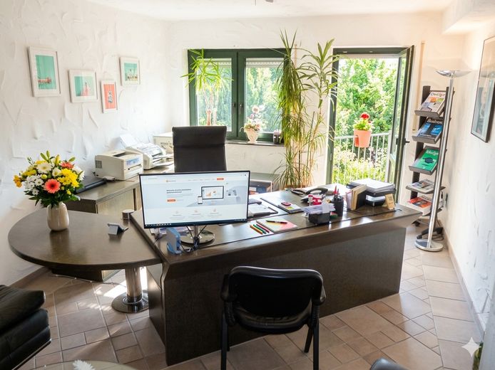 Großzügig wohnen, clever heizen (VHB): Architektenhaus mit Fußbodenheizung, Galerie & Specksteinofen – Arbeitszimmer mit Terrassenaus
