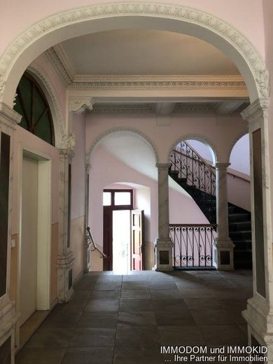 3-Zimmer-Dachgeschoss Wohnung mit BALKON, PKW-Stellplatz und offener Küche im Wohnzimmer zu vermieten! – Hauseingang