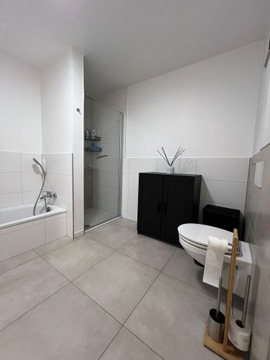 Moderne 3-Zimmer-Wohnung mit Einbauküche in zentraler Stadtlage – Badezimmer