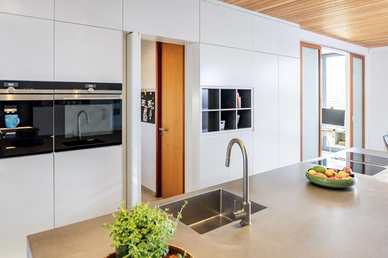 Küche mit Schwenktür - offen -