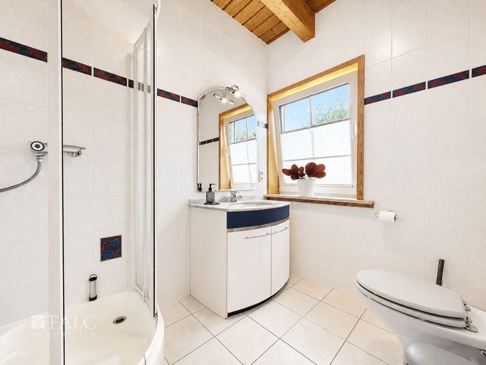 ***Großzügiges Einfamilienhaus mit Außenfachwerk und traumhaftem Garten*** – Badezimmer EG