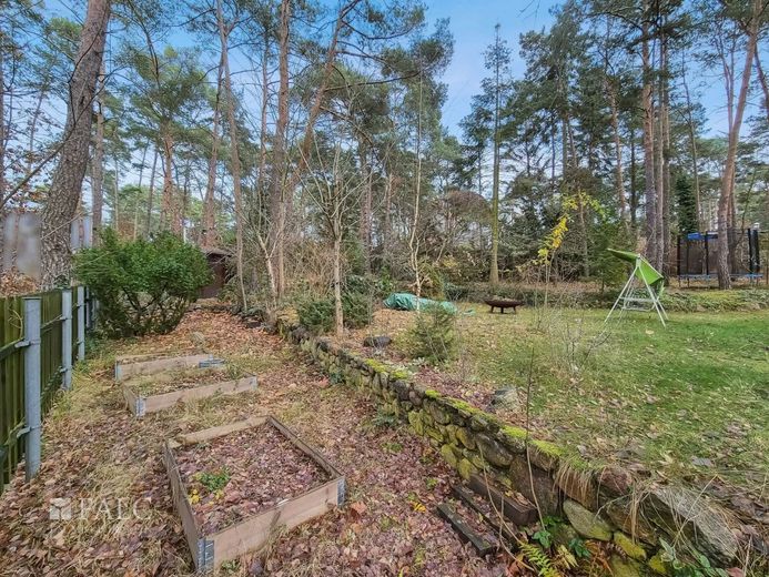 Baugrundstück mit schönem Wochenendbungalow - FALC Immobilien – Garten