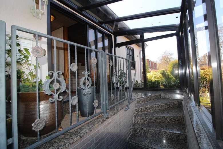 Individuelles, ruhiges Einfamilienhaus mit Einliegerwohnung, Wintergarten, Kamin, Vollkeller&amp; Garage – 7 - Hauseingang