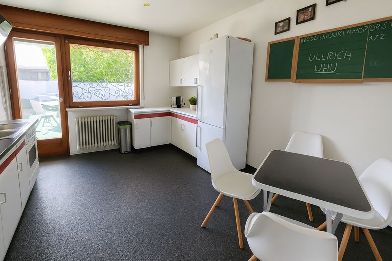 Großes Einfamilienhaus mit Einliegerbereich – ideal für Wohnen, Praxis oder Homeoffice – Küche mit Gartenblick