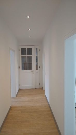 Flur mit Wohnungseingangstür