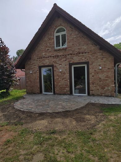 Kernsaniertes Bauerhaus unter Reet auf naturnahem Grundstück in Feldrandlage – Terrasse Nebengbäude