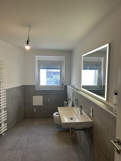 Neubaustandard! Helle 3,5 Zi.-DG-Whg. mit Balkon, Klimaanlage und Burgblick. – Badezimmer