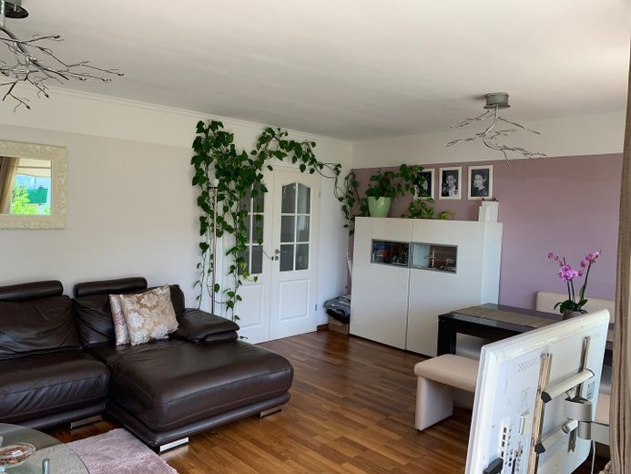 Schöne Lichtdurchflutete 4 Zimmer Wohnung – Wohnzimmer 