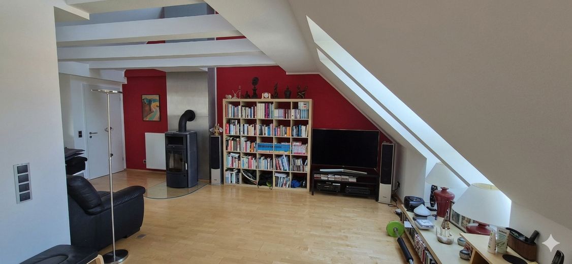 Rarität am Lister Platz: Sanierte Substanz, Eilenriedeblick & 130 m² Penthouse-Maisonette – Wohnzimmer DG mit Kamin