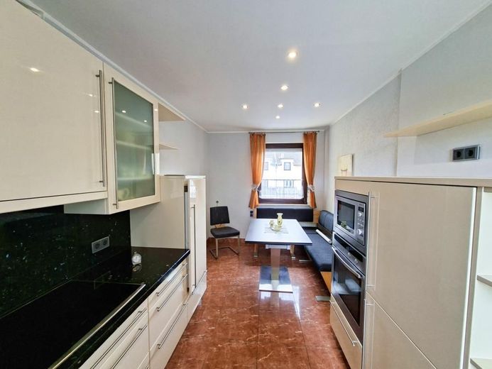 CITYHOUSE: Einfamilienhaus mit viel Platz, Dachterrasse,  Traumgarten, Stellplatz für Wohnmobil, PKW – Einbauküche mit Sitzbank 1.OG