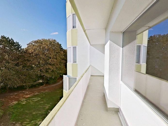 KENDİNİZ YENİLEYİN VE TASARRUF EDİN: BALKONLU ve bol ışık alan büyük 4 odalı daire – Ansicht I: Balkon