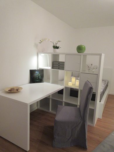 2026 Berlin! Schöner im möblierten Apartment in Steglitz, Elisenstr., zwischen Rathaus & Stadtpark – Wohn-/Schlafraum- Arbeitsecke