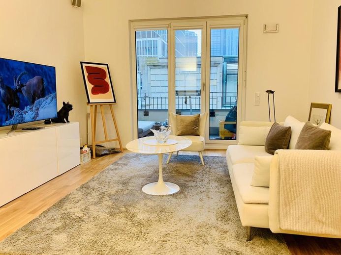 2,5 Zimmer Wohnung mit Balkon und Skylineblick – Wohnzimmer
